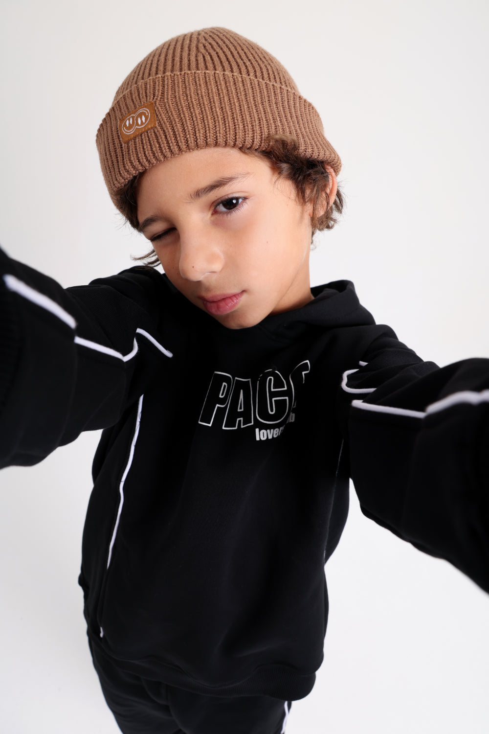 unisex cozy blend beanie – brown with double smiley fun
