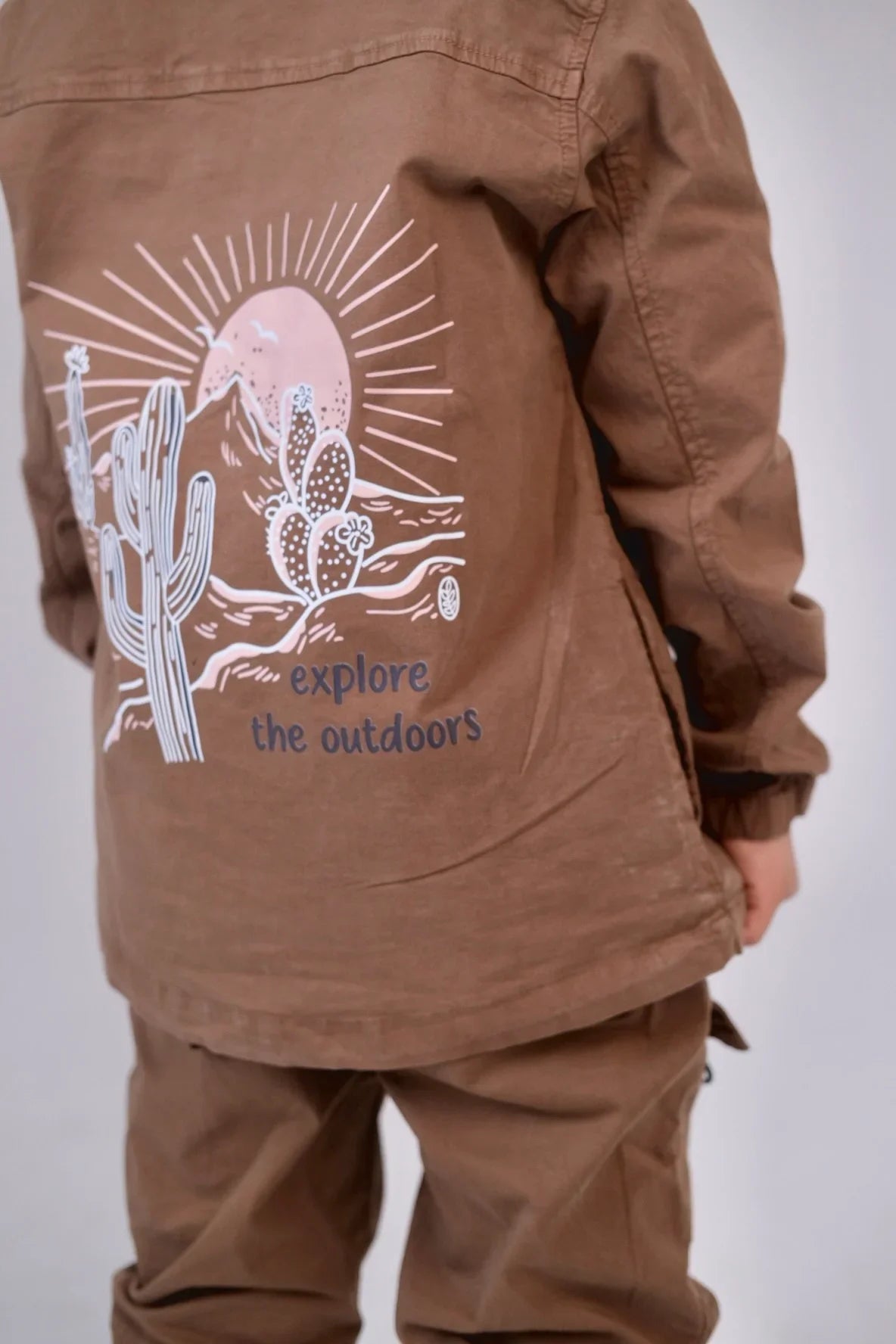unisex "explore the outdoors" gabardine shirt – brown - playmore