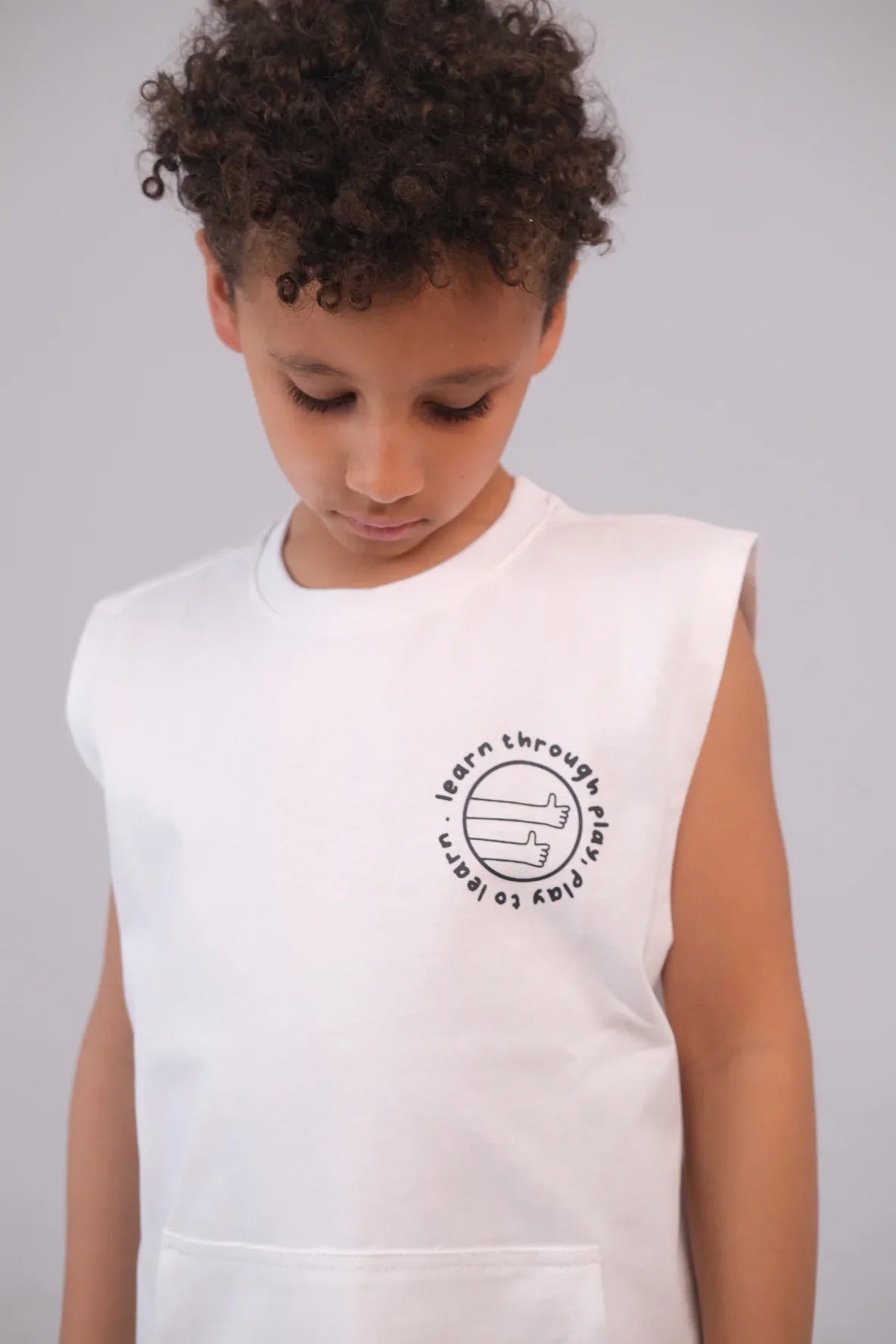 "learn through play" sleeveless t-shirt – white - playmore