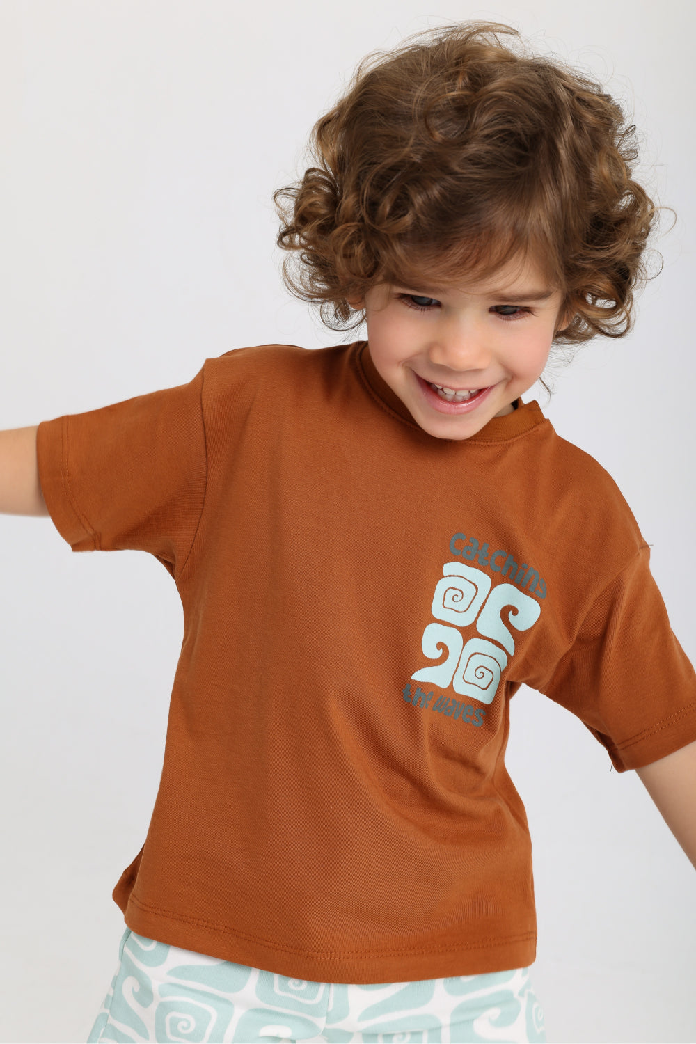 baby boys cotton outfit set – brown & mint with "catching the waves" print